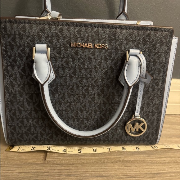 Michael Kors Navy and Light Blue handbag with detachable strap. - Picture 5 of 7